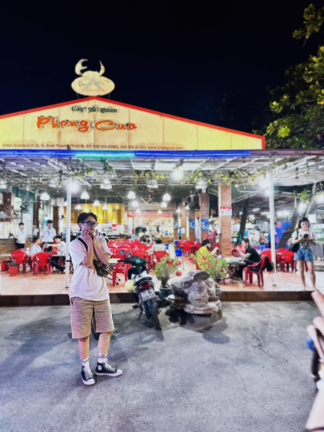 Ho Chi Minh-Vietnam locals eating Phong Cua seafood crab food stall