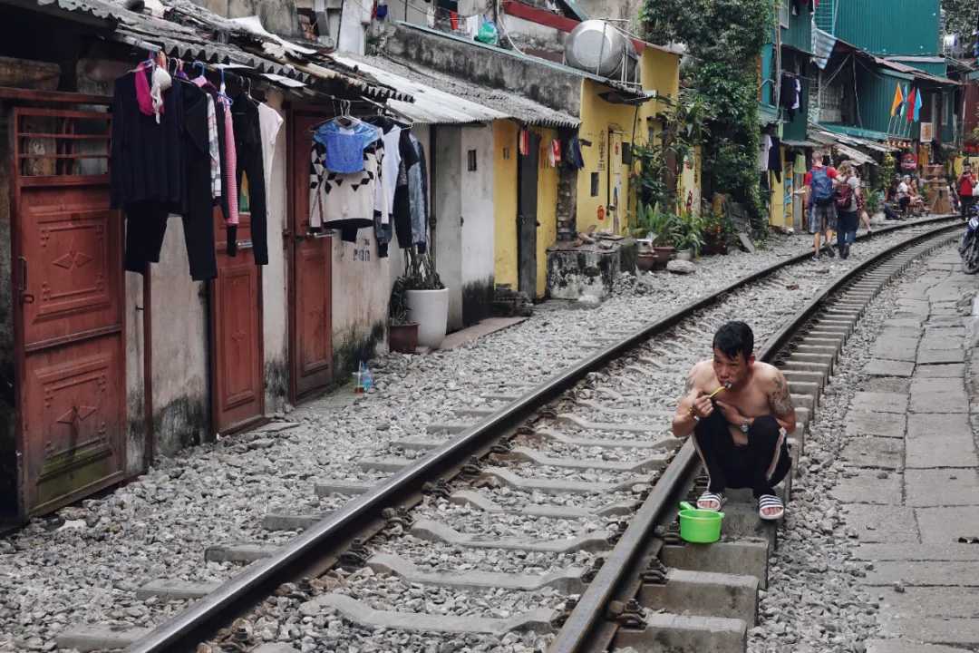 Hanoi-Railway travel in Hanoi: a popular railway and a steel bridge