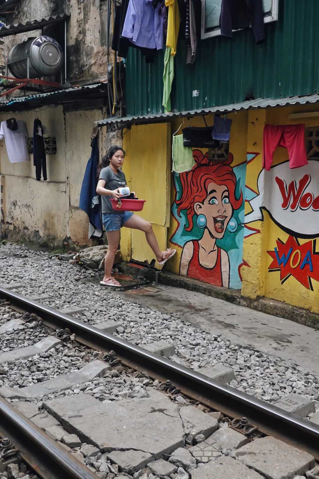 Hanoi-Railway travel in Hanoi: a popular railway and a steel bridge