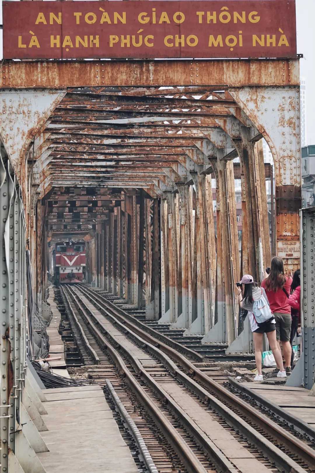 Hanoi-Railway travel in Hanoi: a popular railway and a steel bridge