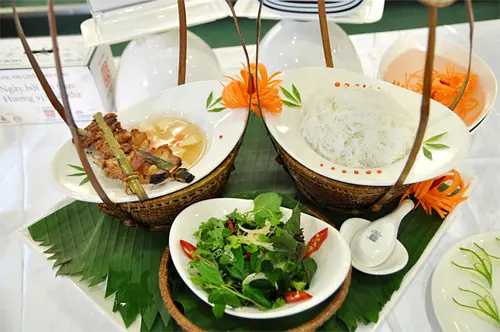 Hanoi-Lu Wang's roasted fish sashimi, stewed duck with human face fruit, rice noodle soup, West Lake shrimp cake, Kuigu fish soup, glutinous rice cake with meat, flat rice cake, betel nut flower sweet soup