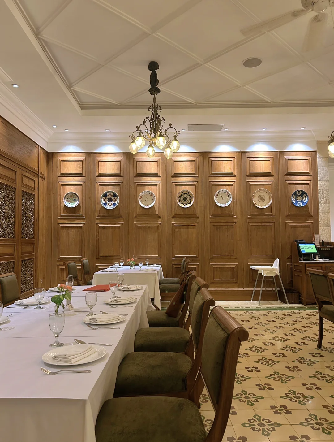 Jakarta-Plataran Menteng, an Indonesian restaurant with elegant decoration