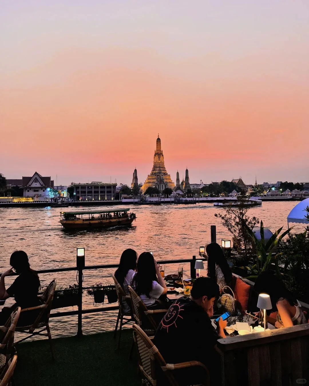 Bangkok-Rongros Bangkok Thai Internet celebrity sunset Michelin restaurant, delicious food on the Chao Phraya River