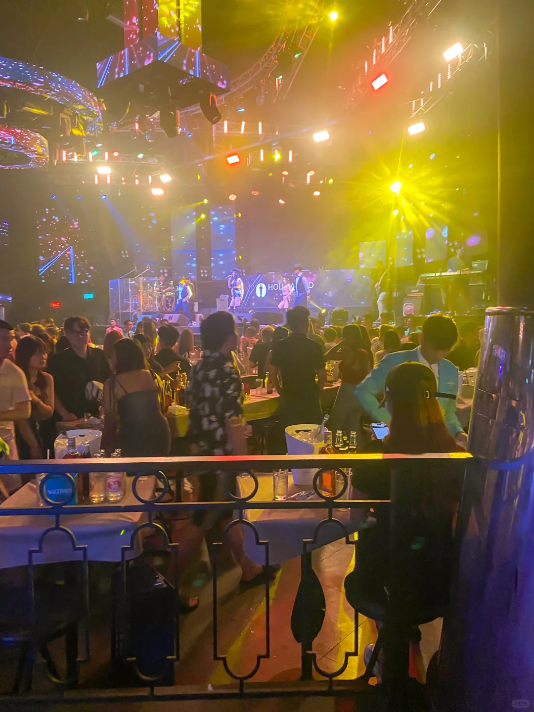 Pattaya-Hollywood Nightclub in Pattaya, 5000 baht, found 7 girls and 2 boys to play together