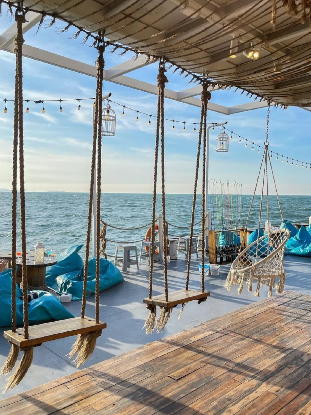 Pattaya-6 great places to visit in Pattaya, Thailand, and experience the floating cafe on the sea