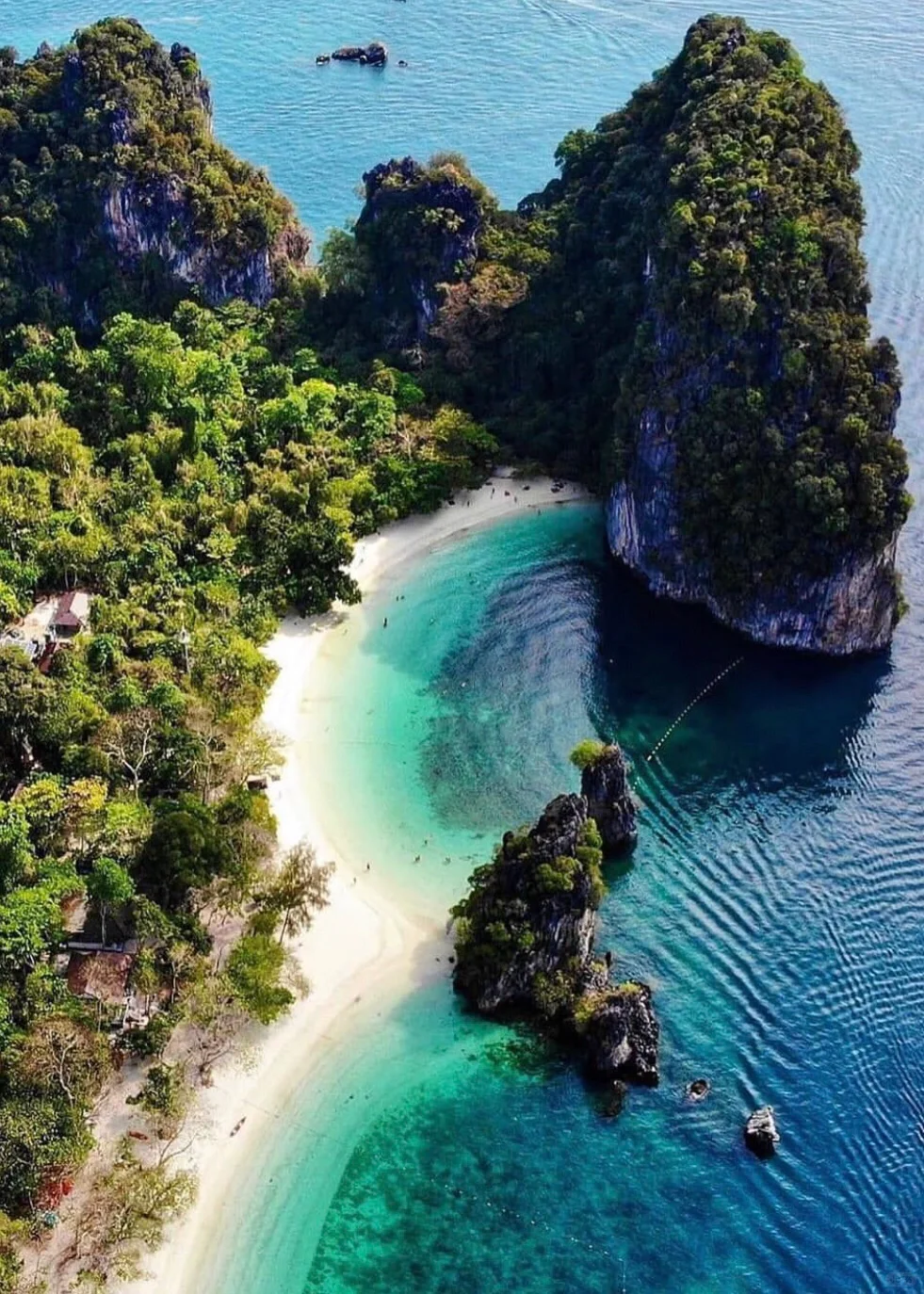 Krabi-Krabi Andaman Coast☘️, white sandy beach, clear water, palm trees swaying in the wind