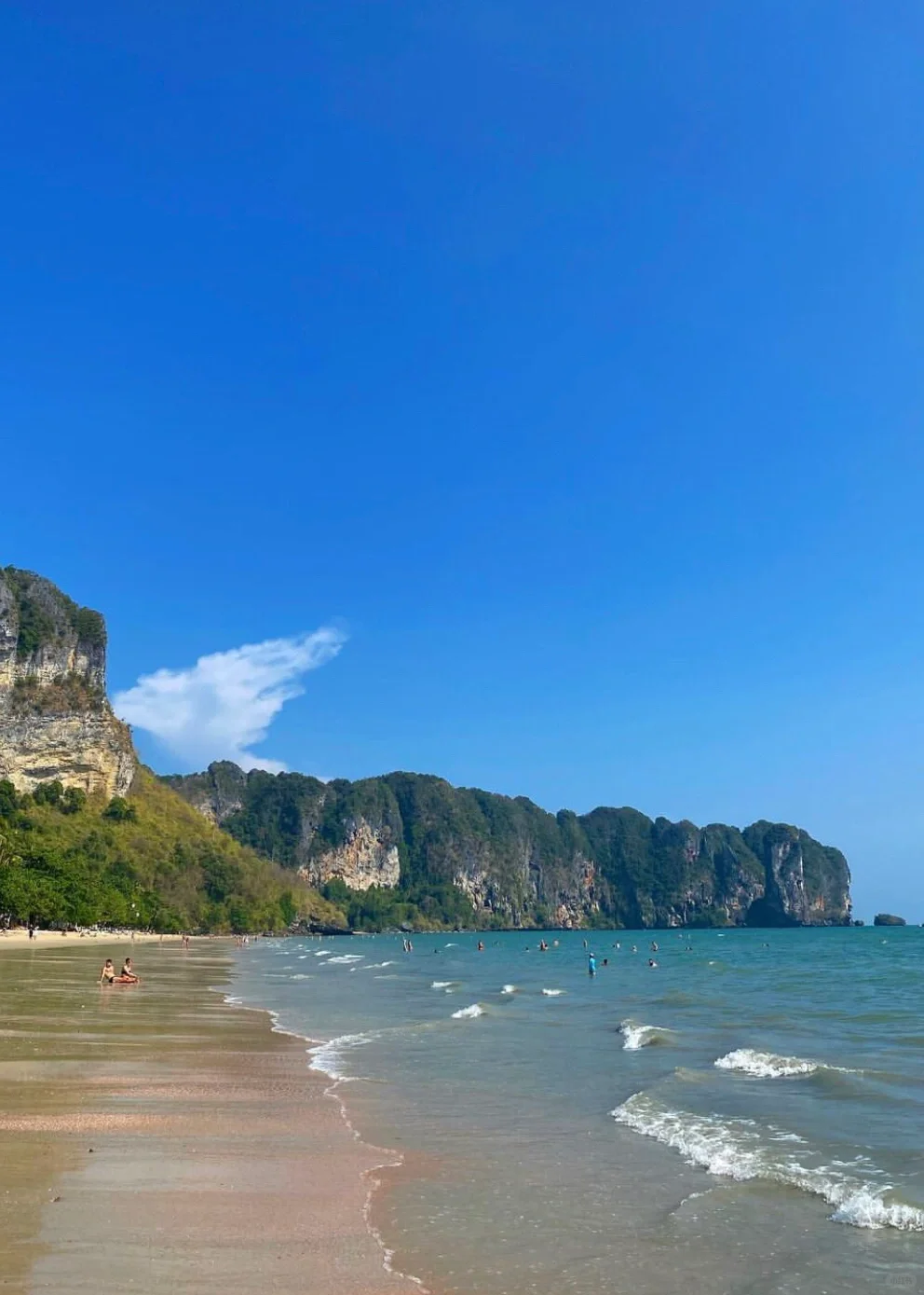 Krabi-Krabi Andaman Coast☘️, white sandy beach, clear water, palm trees swaying in the wind