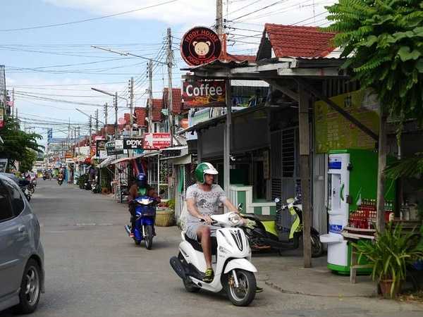 Hua Hin-The train to Hua Hin in July may be the most artistic market in Thailand