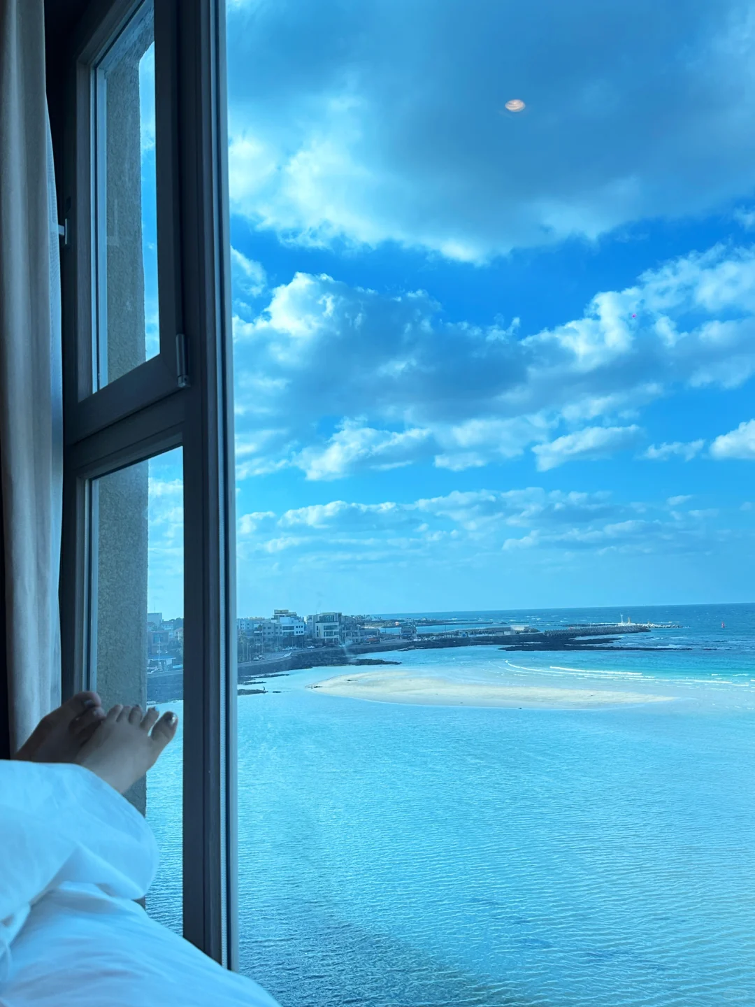 Busan/Jeju-Saint Beach Hotel, enjoy the beautiful sea from the floor-to-ceiling windows