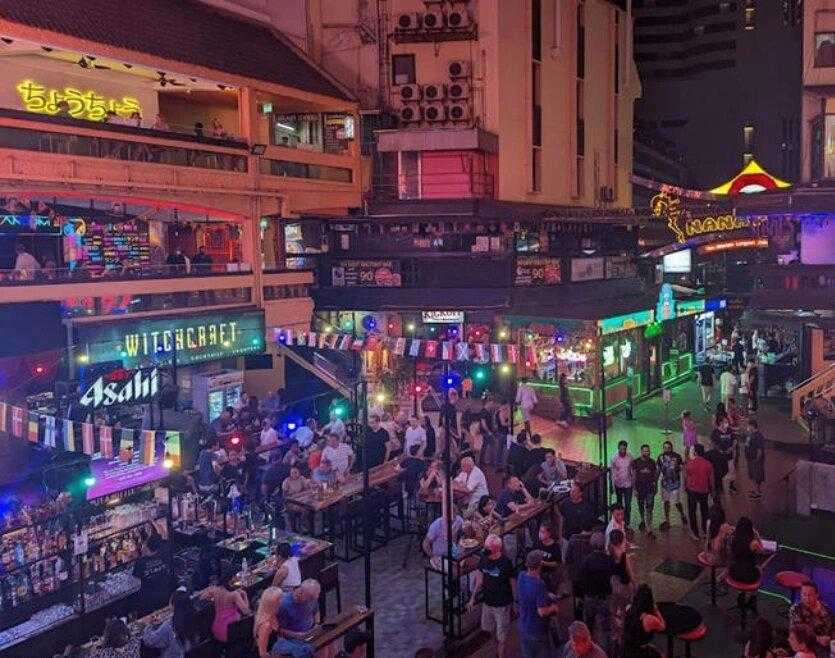 Bangkok-Nana Plaza, Bangkok, Thailand, looking for a Thai girl to be your girlfriend