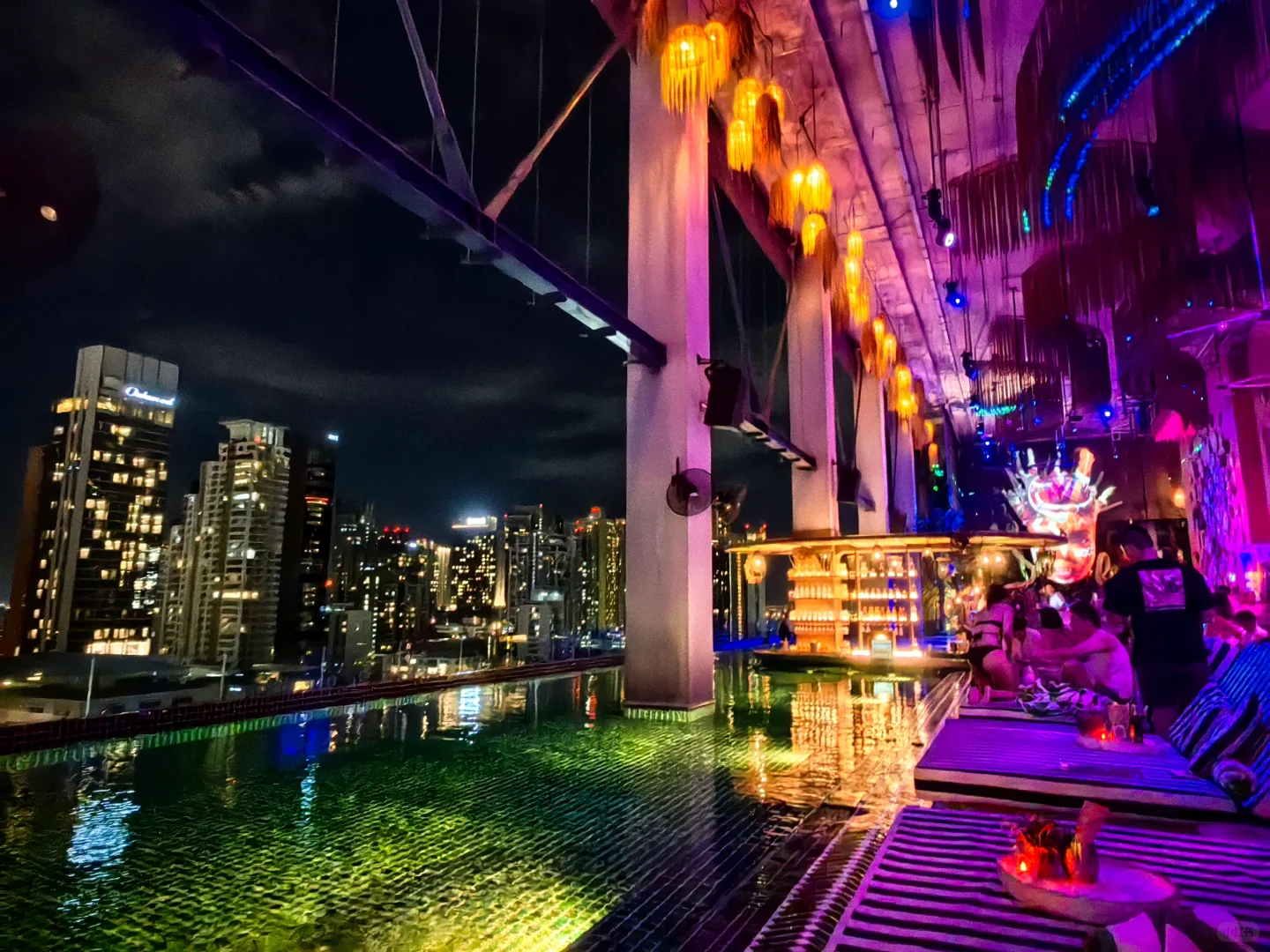 Bangkok-Tribe Sky Beach Club, the trendiest bar in Bangkok, only costs 100 Thai baht a night!