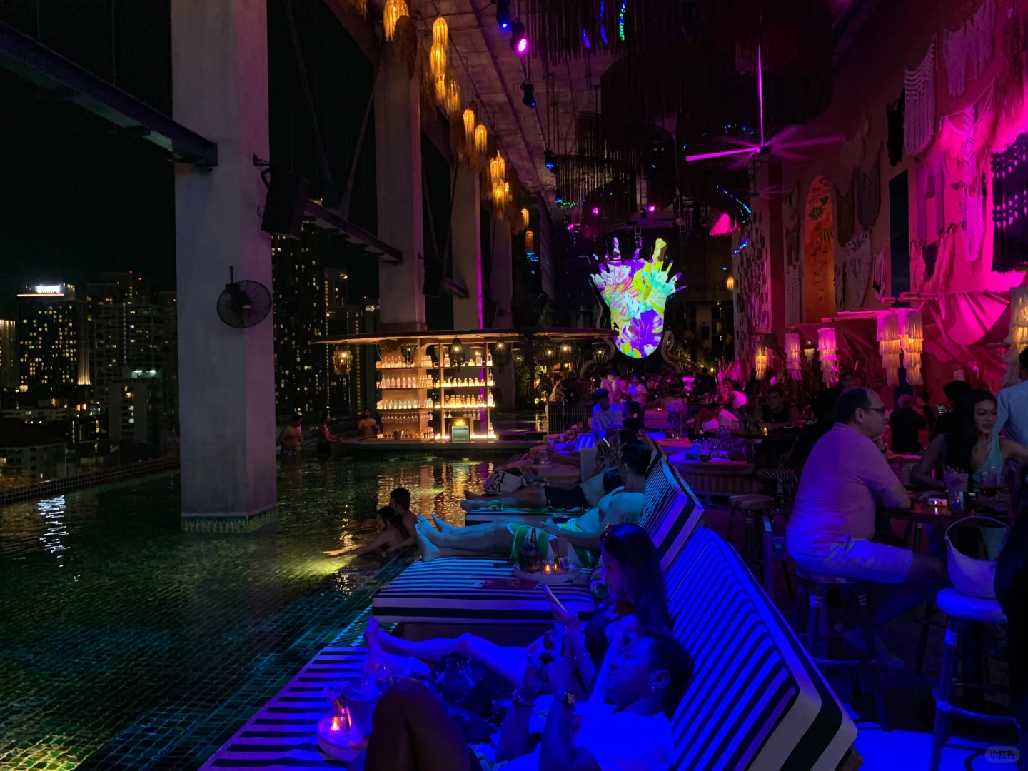 Bangkok-Tribe Sky Beach Club, the trendiest bar in Bangkok, only costs 100 Thai baht a night!