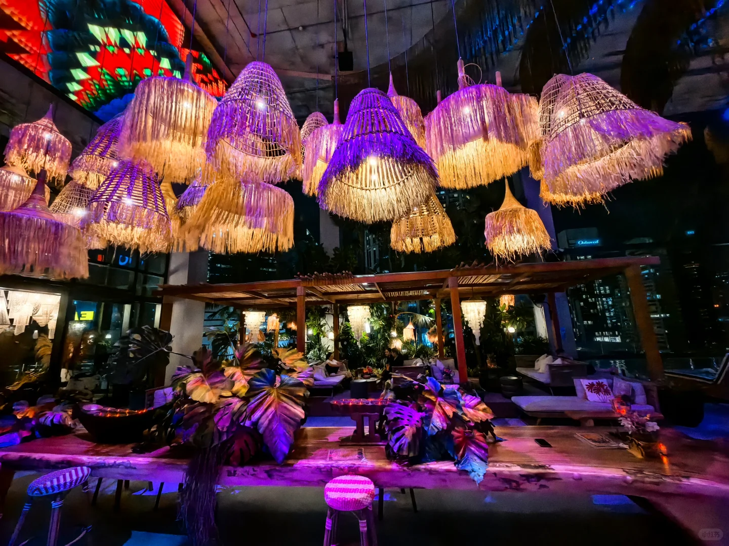 Bangkok-Tribe Sky Beach Club, the trendiest bar in Bangkok, only costs 100 Thai baht a night!