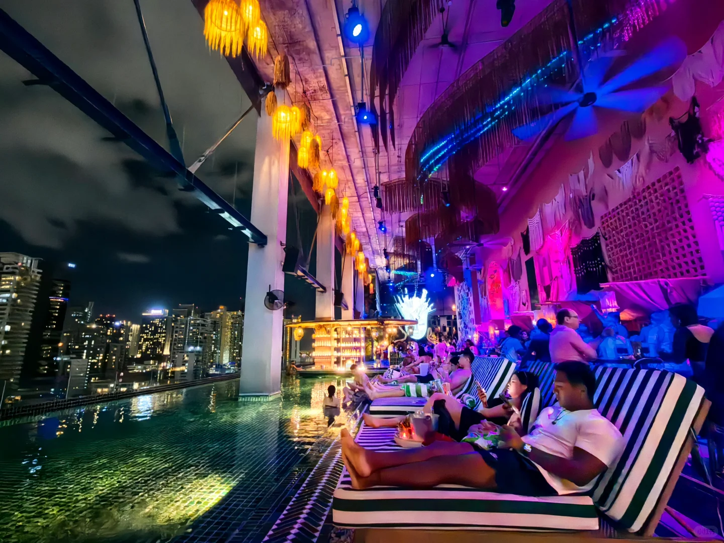 Bangkok-Tribe Sky Beach Club, the trendiest bar in Bangkok, only costs 100 Thai baht a night!