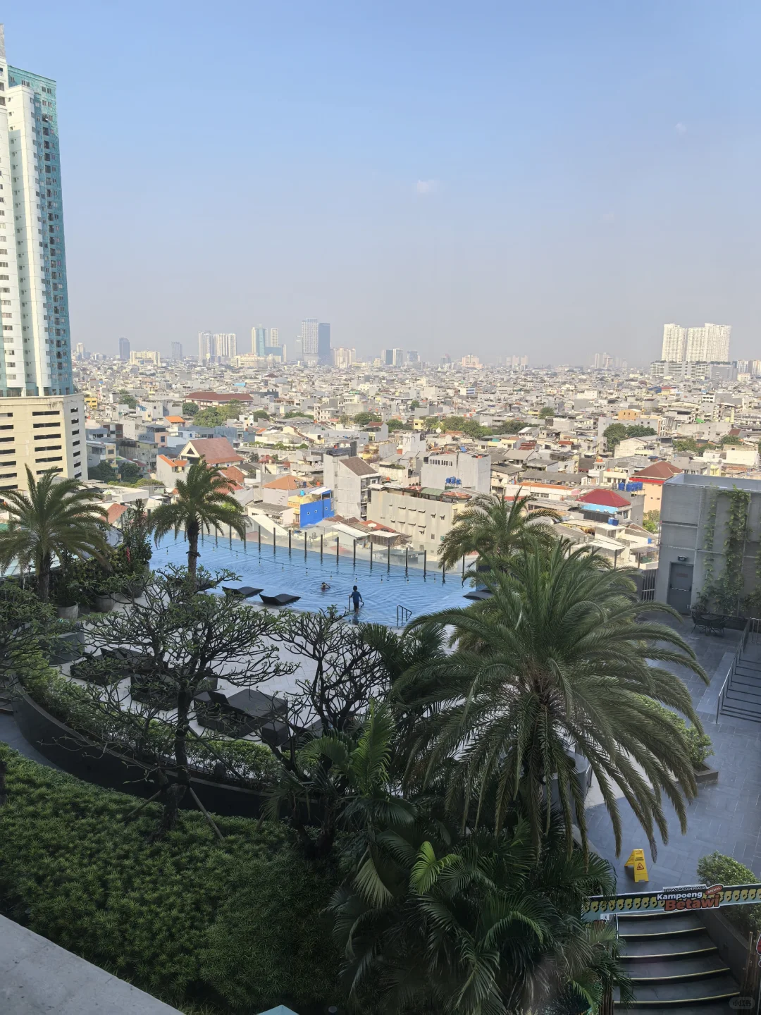 Jakarta-Holiday Inn, a conference hotel in Jakarta, has large rooms and a rich buffet breakfast