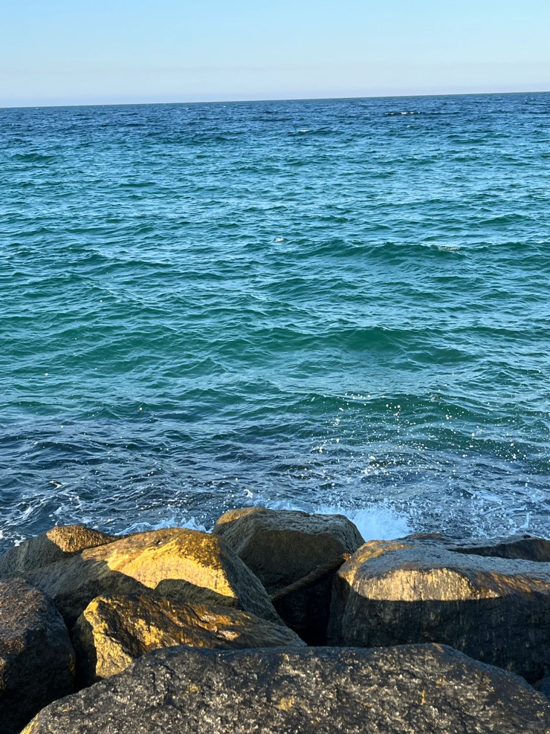 Seoul-I saw the beautiful jelly sea in Gangneung. It was the first time I saw such a beautiful sea.