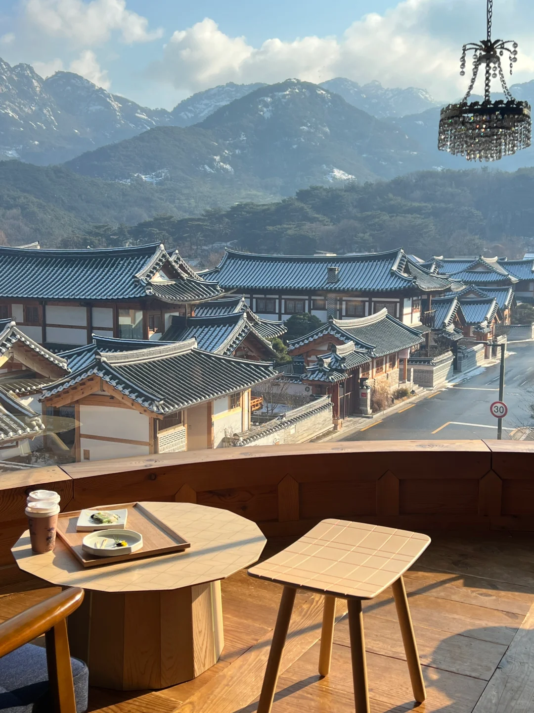 Seoul-One-person-one-room cafe in Seoul with a view of the mountains