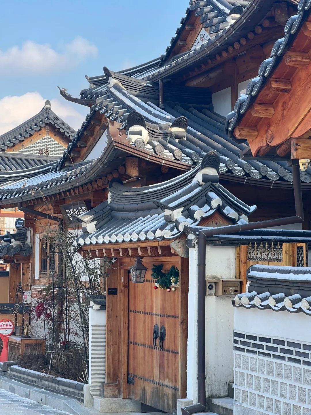 Seoul-One-person-one-room cafe in Seoul with a view of the mountains