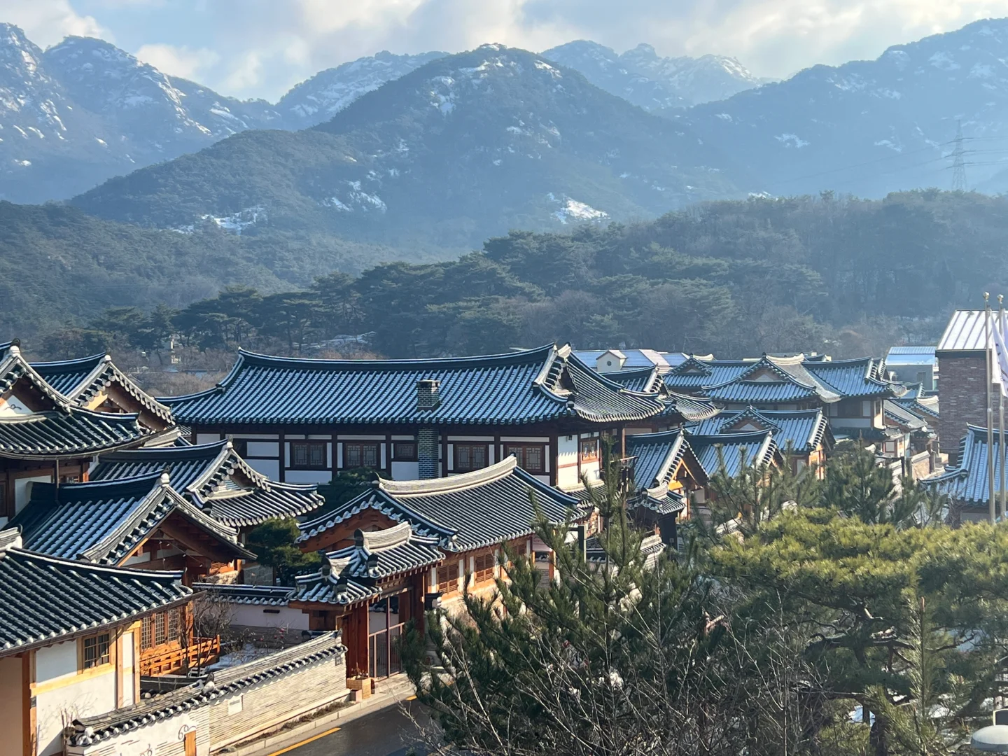 Seoul-One-person-one-room cafe in Seoul with a view of the mountains