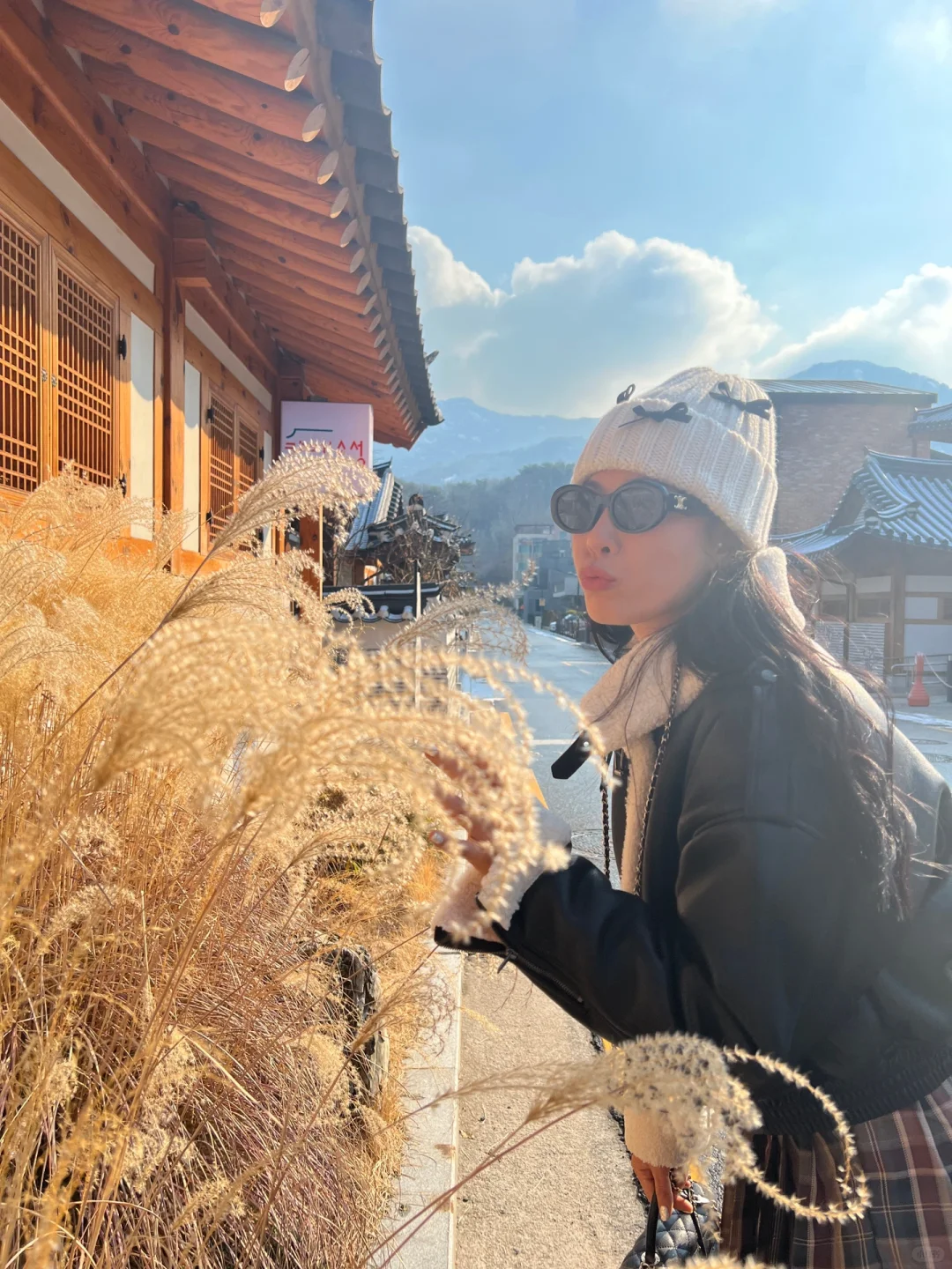 Seoul-One-person-one-room cafe in Seoul with a view of the mountains