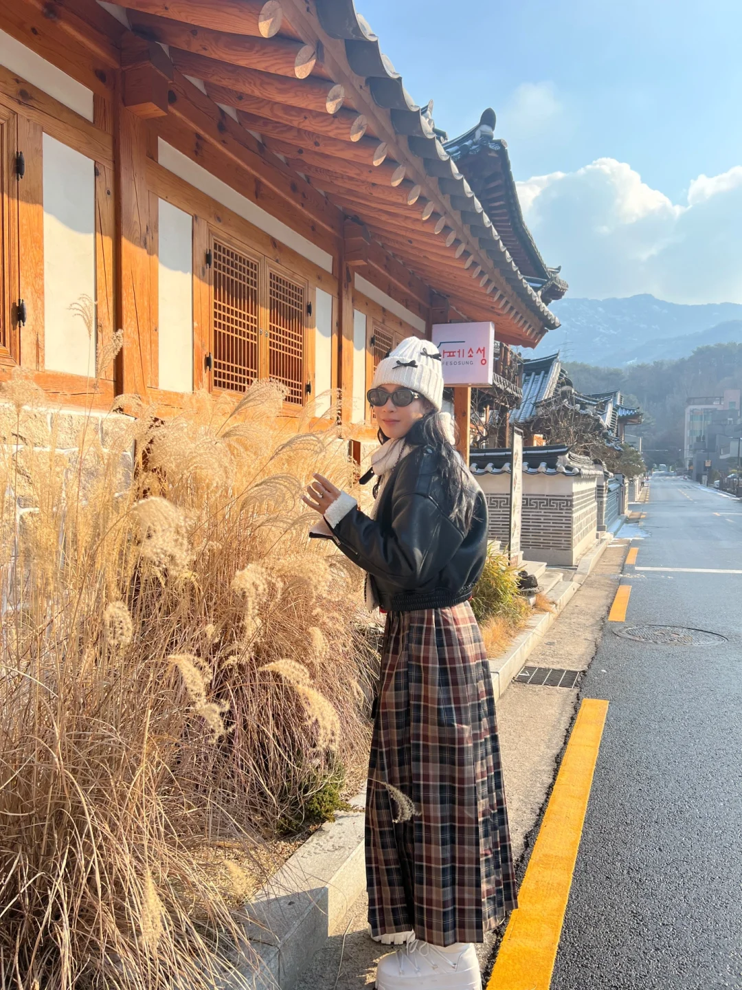 Seoul-One-person-one-room cafe in Seoul with a view of the mountains