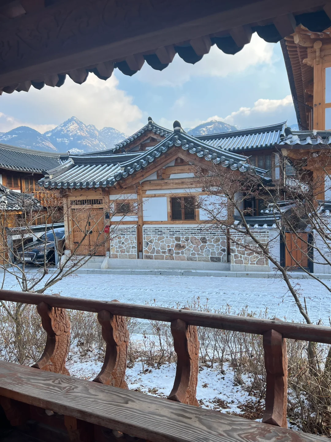 Seoul-One-person-one-room cafe in Seoul with a view of the mountains