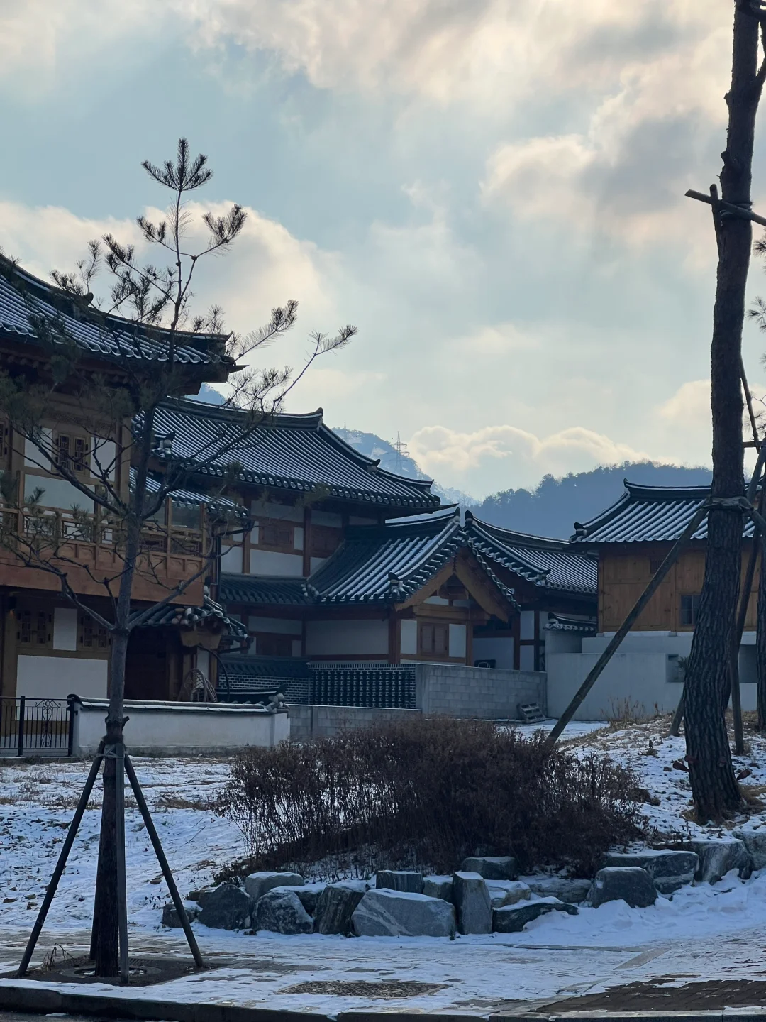 Seoul-One-person-one-room cafe in Seoul with a view of the mountains