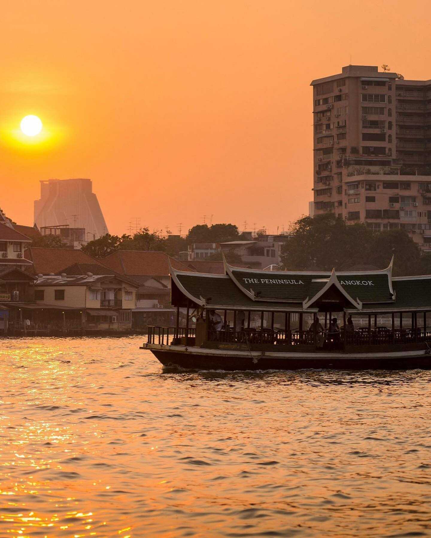 Bangkok-The Peninsula Bangkok, enjoy the beautiful Chao Phraya River city night view