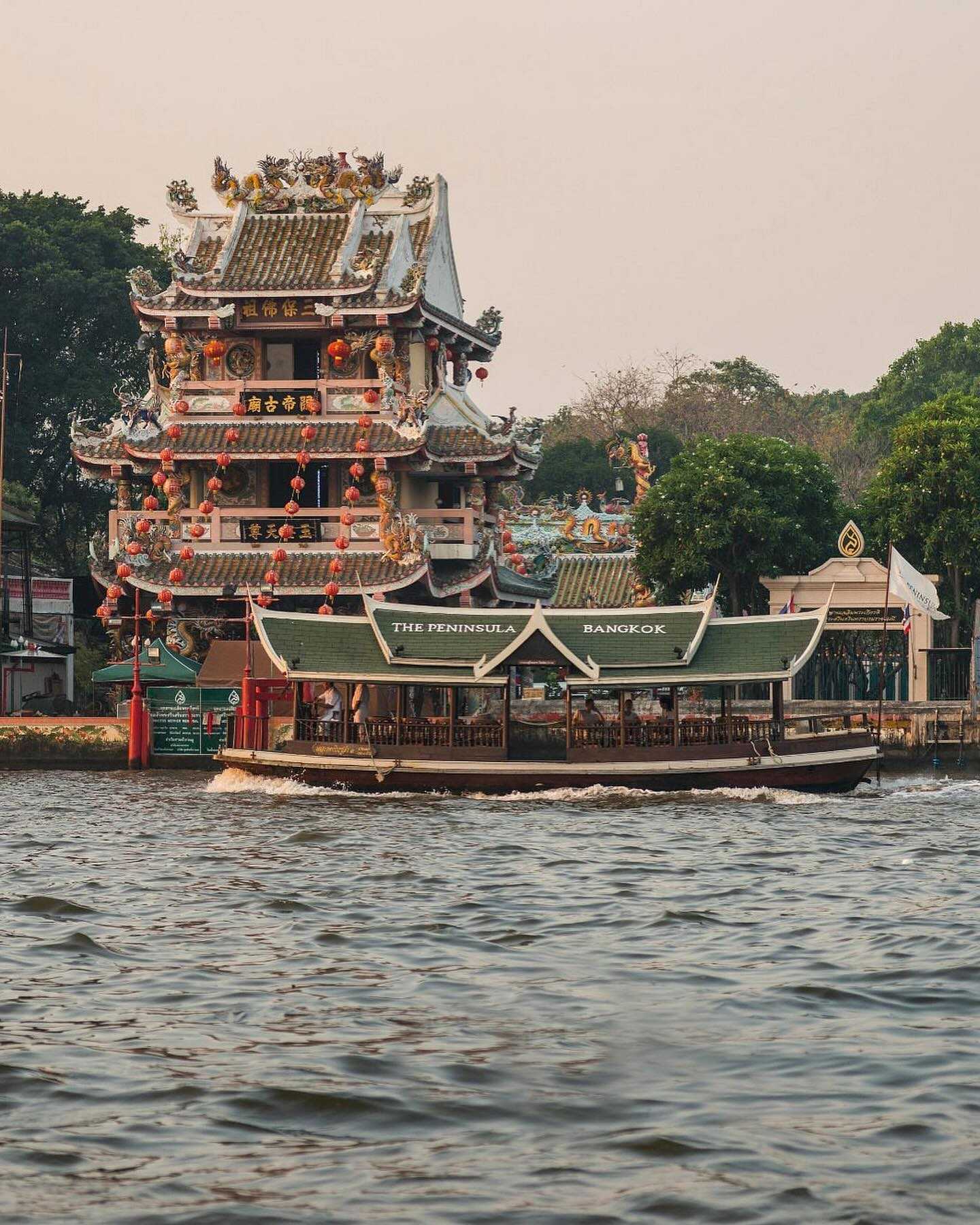 Bangkok-The Peninsula Bangkok, enjoy the beautiful Chao Phraya River city night view