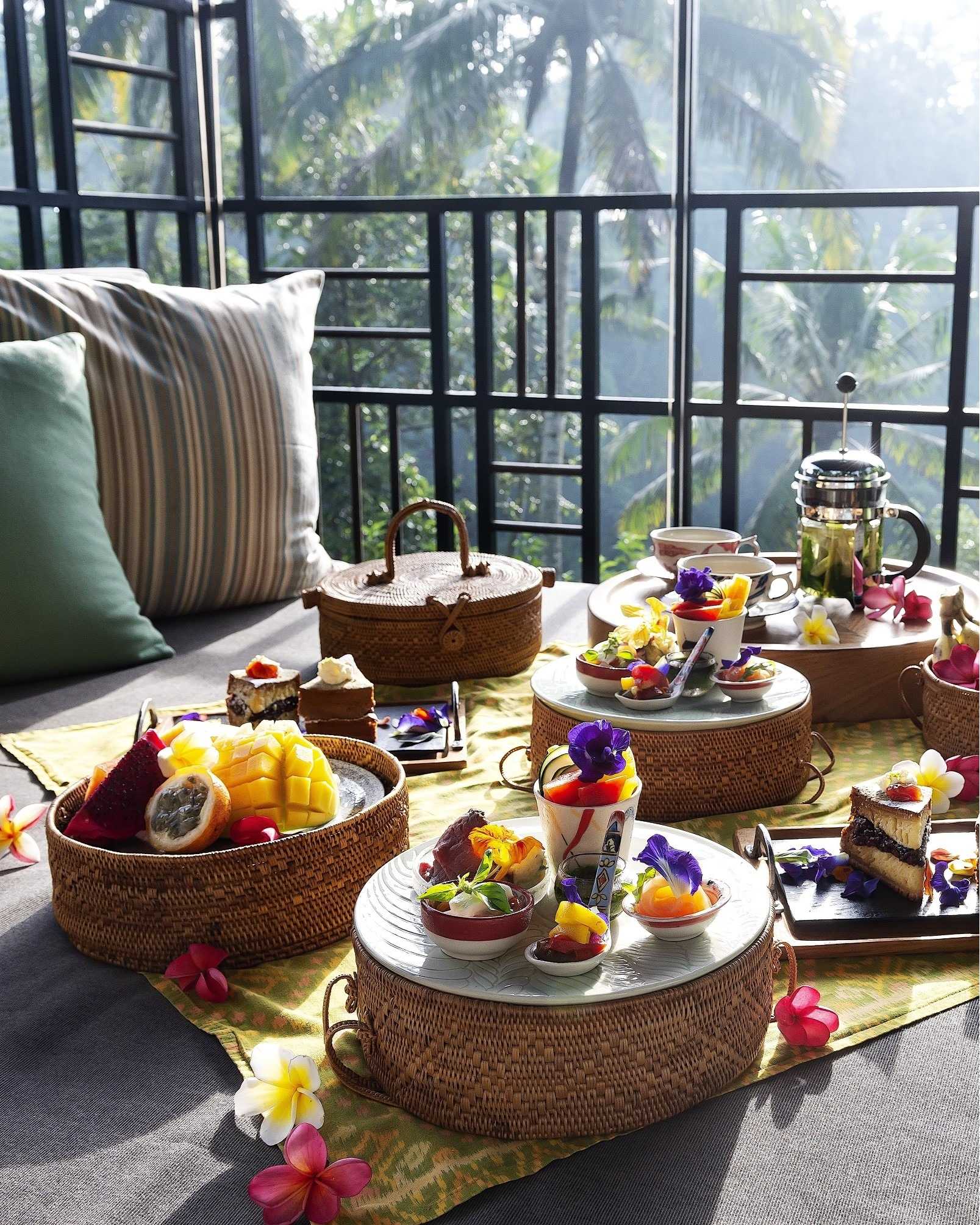 Bali-Café Gazebo Hotel Restaurant, enjoy breakfast in the sky pavilion under the morning sun