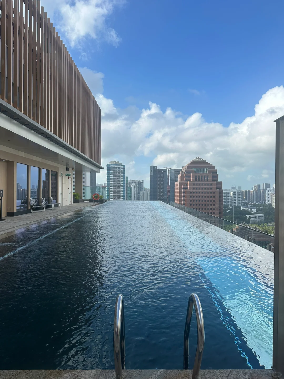 Singapore-COMO Metropolitan Singapore features an aromatherapy ambience and an infinity pool