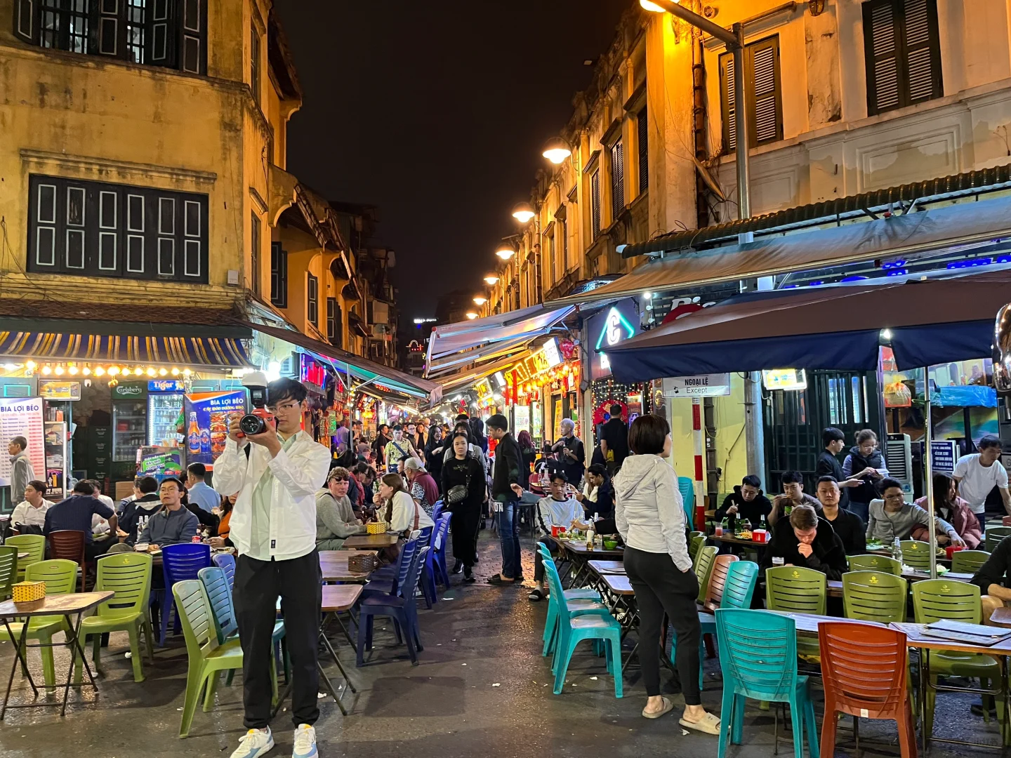 Hanoi-A must-go place in Hanoi to have a drink at Bia boi corner bar street