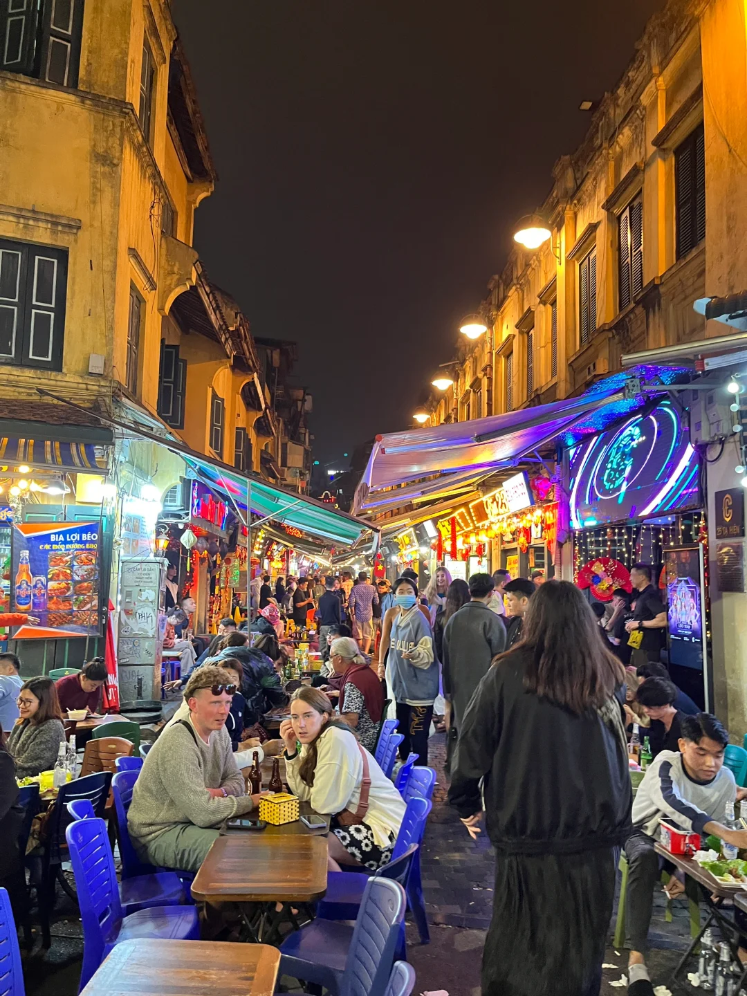 Hanoi-A must-go place in Hanoi to have a drink at Bia boi corner bar street