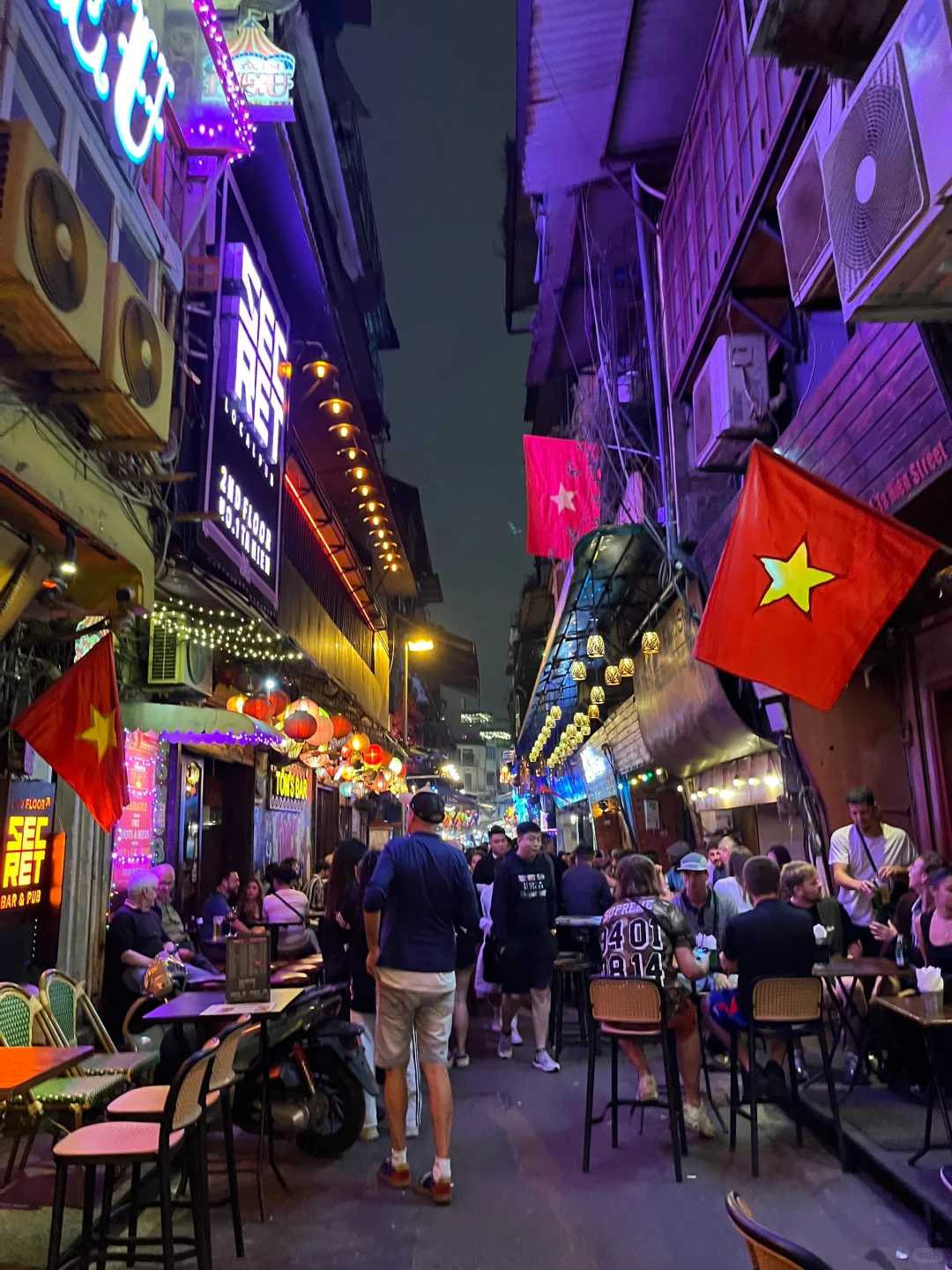 Hanoi-A must-go place in Hanoi to have a drink at Bia boi corner bar street