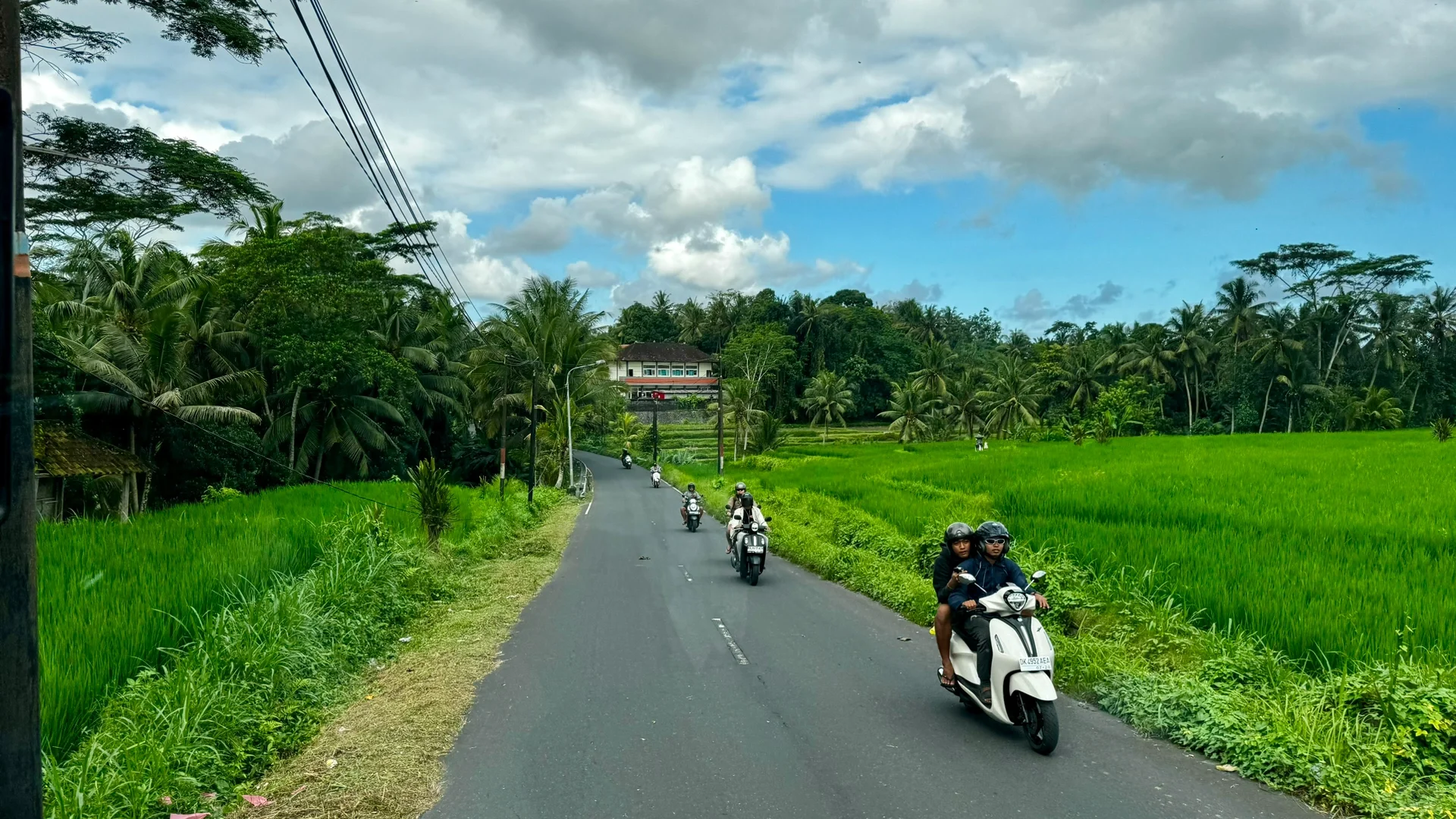 Bali-For friends traveling to Bali, I recommend you try Rumah Makan KBS seafood cuisine