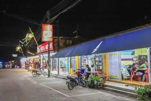 Krabi-Who says Krabi has no nightlife? Even the small island of Lanta is so lively