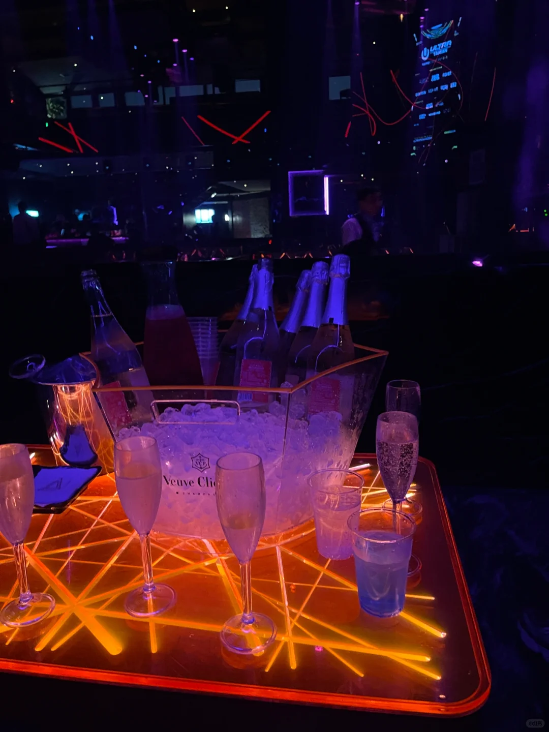 Taiwan-Taipei Ai Nightclub, with wine, music, handsome men and beautiful women