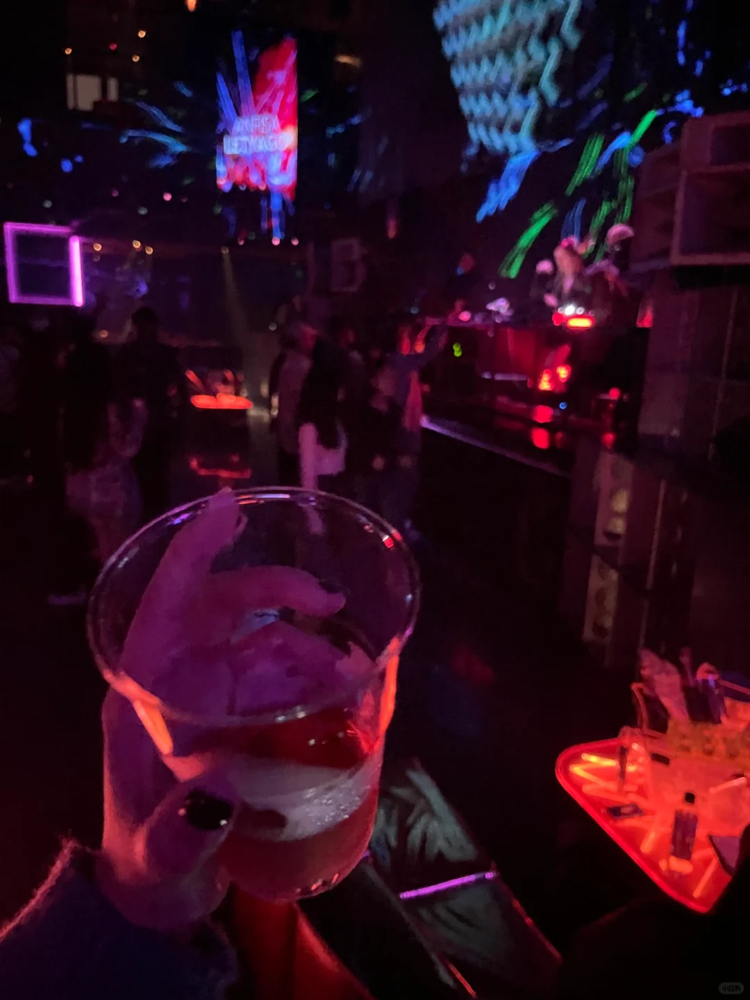 Taiwan-Taipei Ai Nightclub, with wine, music, handsome men and beautiful women