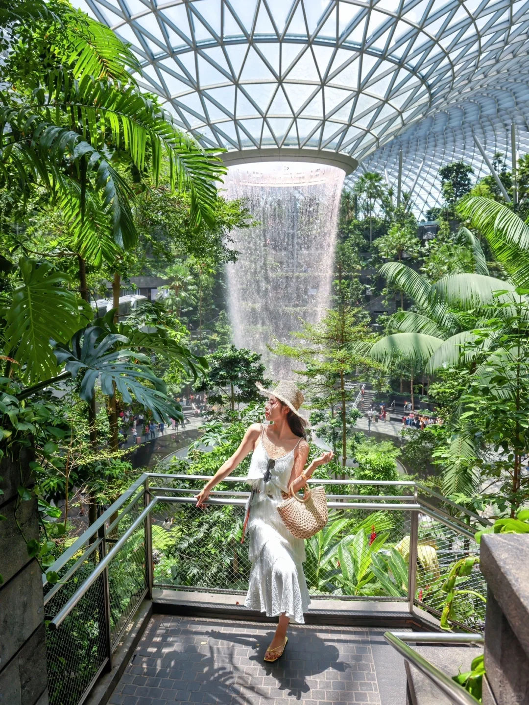 Singapore-Forest City Singapore, green plants cover the entire building