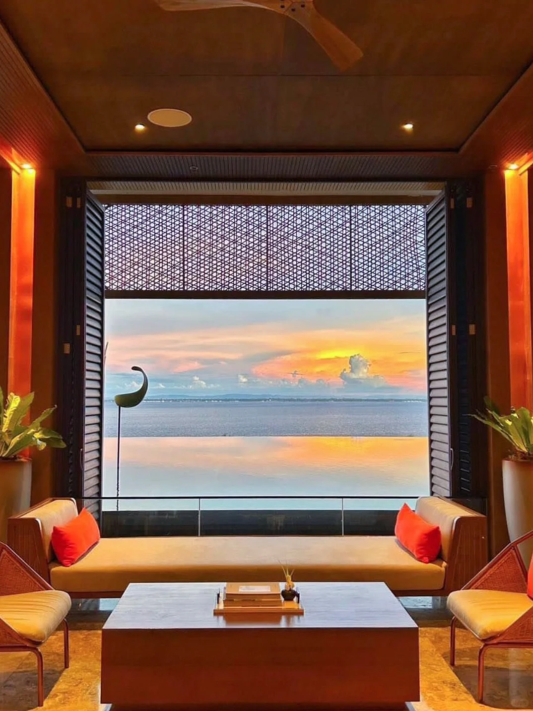 Cebu-Sheraton Cebu Hotel, you can immediately enjoy the stunning sea view of Mactan Island