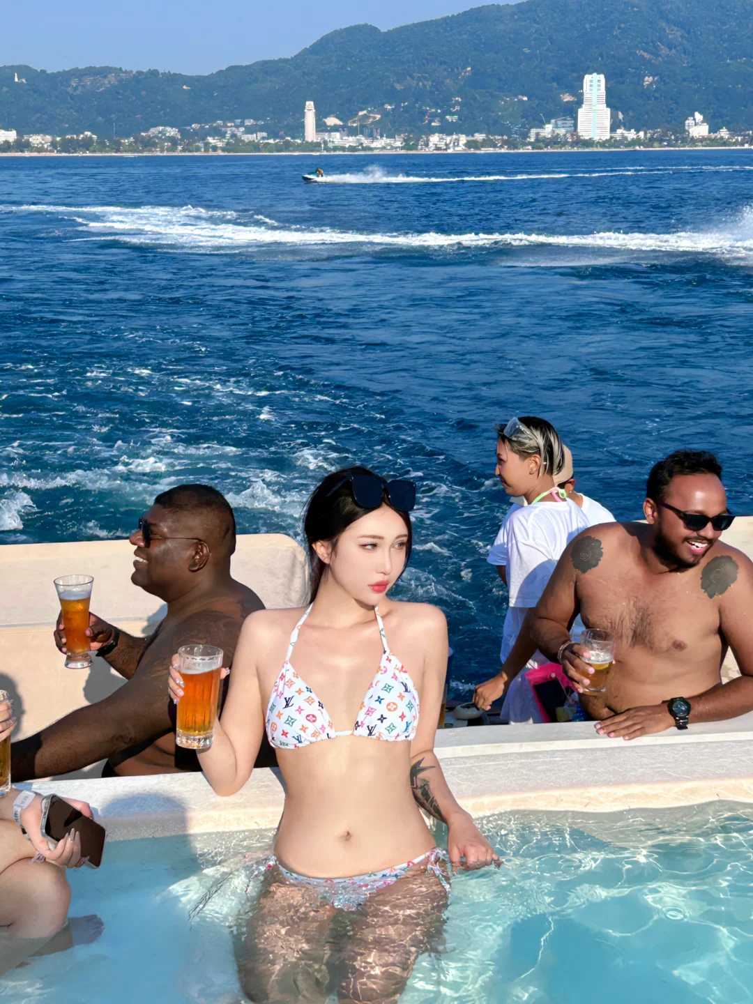 Phuket-The world's first floating bar club in Phuket ♥, Yona, is a paradise for young people