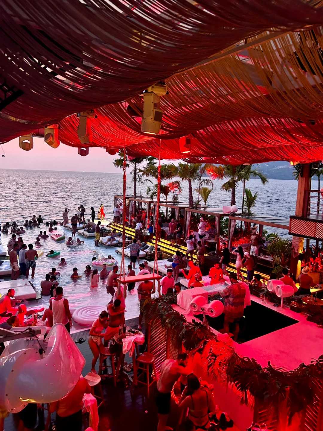 Phuket-The world's first floating bar club in Phuket ♥, Yona, is a paradise for young people