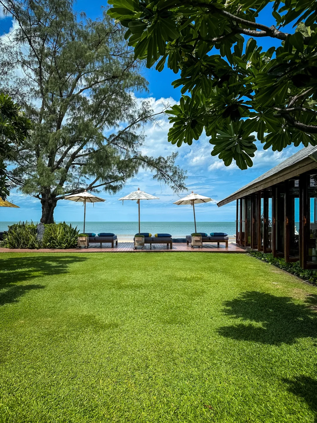 Hua Hin-Hua Hin Al Fresco Resort Hotel, restaurants and cafes are all facing the sea