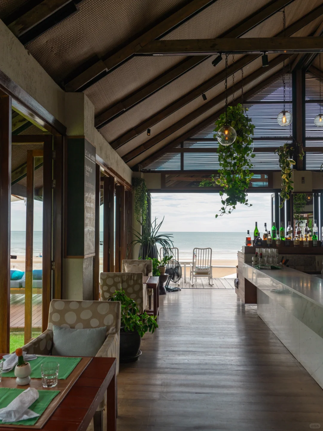 Hua Hin-Hua Hin Al Fresco Resort Hotel, restaurants and cafes are all facing the sea