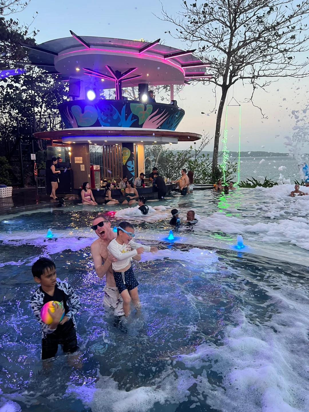 Boracay-Boracay Golf Resort Beach Bubble Bar🎉 is a great place to bring kids to play