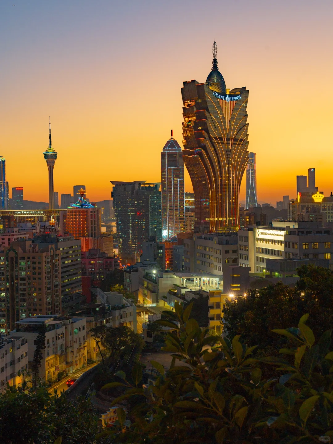 Macao-The night is bustling and luxurious, while the pedestrian street during the day is retro yet modern.