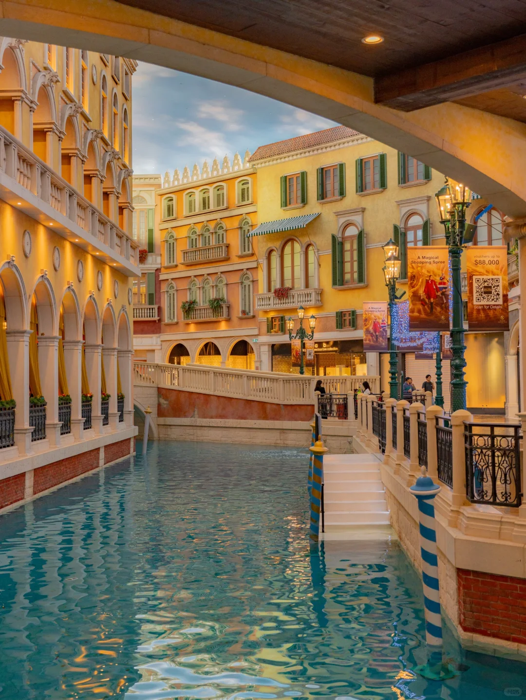 Macao-The night is bustling and luxurious, while the pedestrian street during the day is retro yet modern.