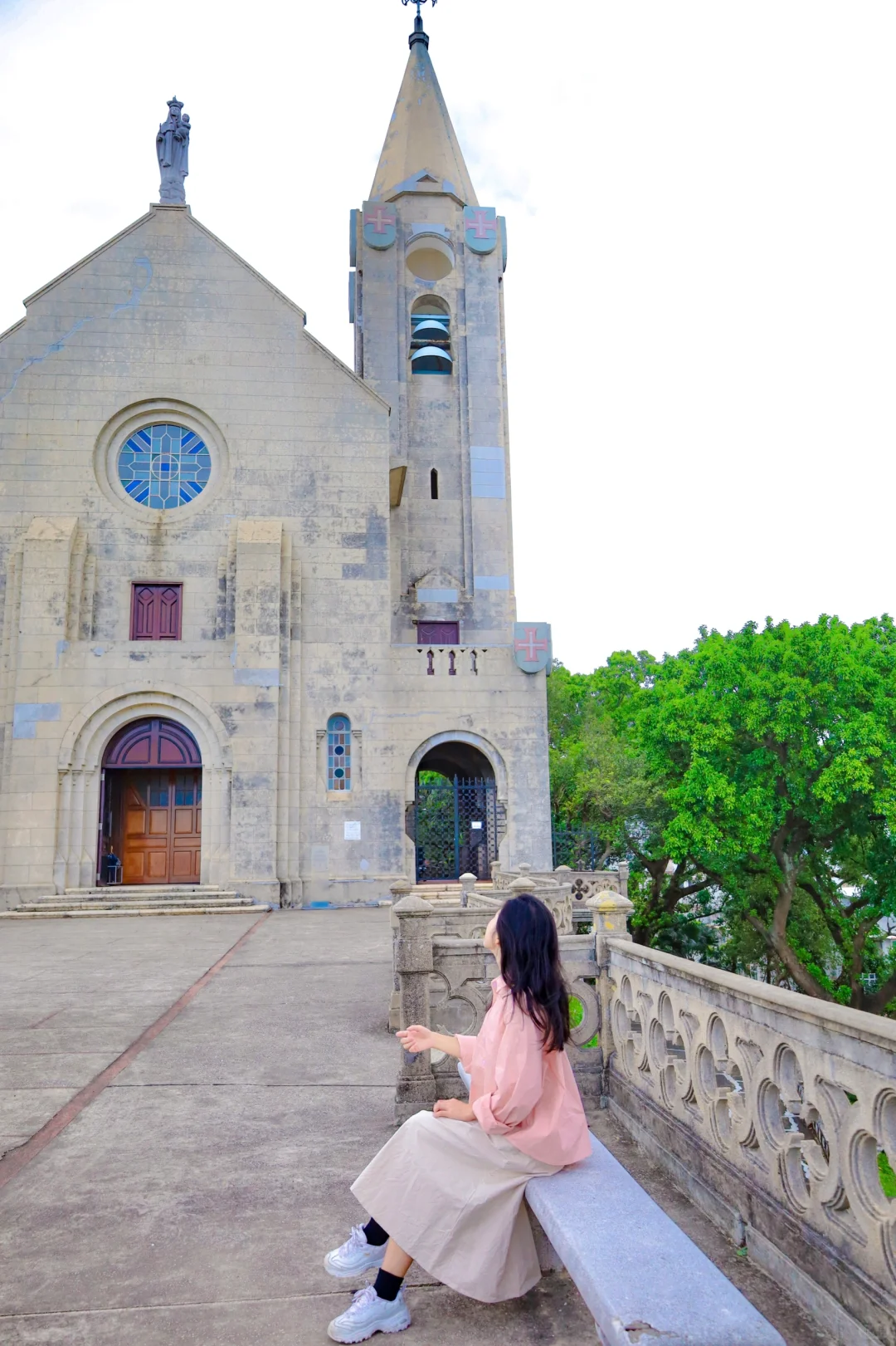 Macao-Macau city walking tour, pink romantic path leading to the seaside?