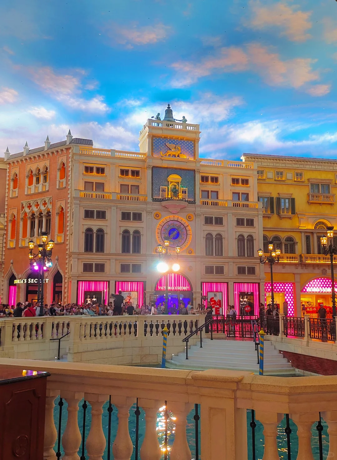 Macao-The luxurious casinos and bustling old town of Macau Peninsula