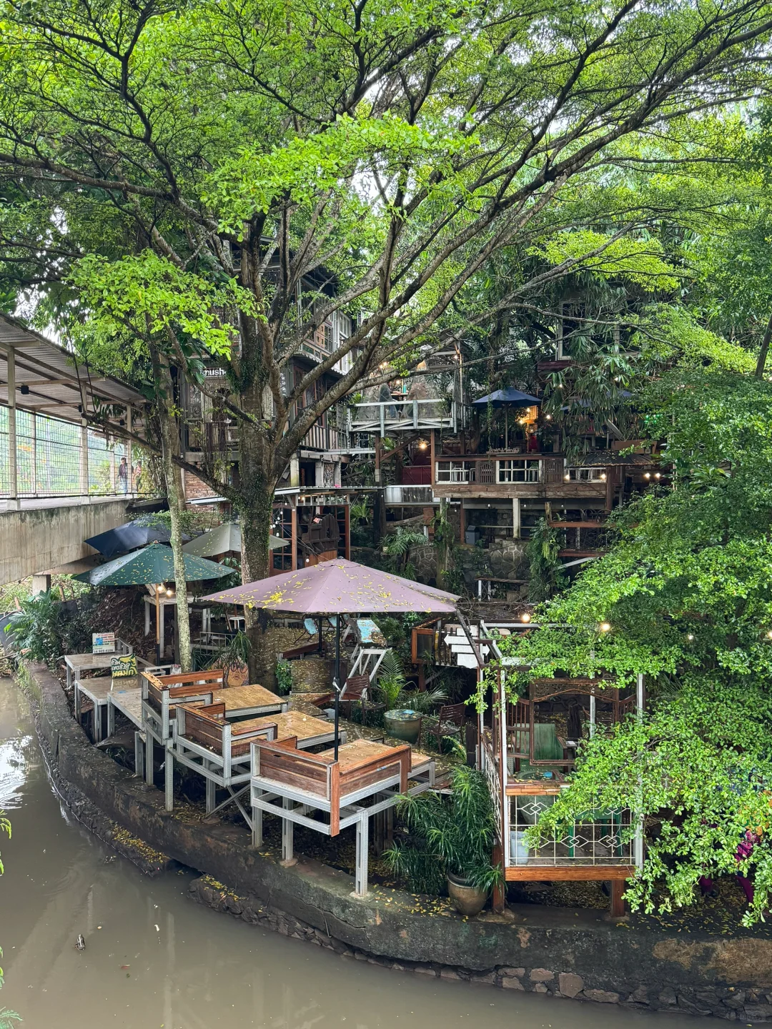 Jakarta-Rummah Go'A near Stasiun Jurang Mangu, a cafe that looks like a moving castle